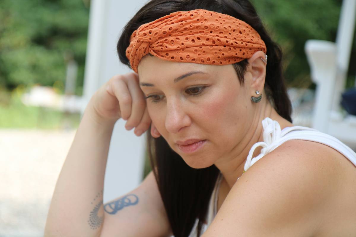 Close-up of a velvet hair headband providing Secure Hold on thick wavy hair without slipping